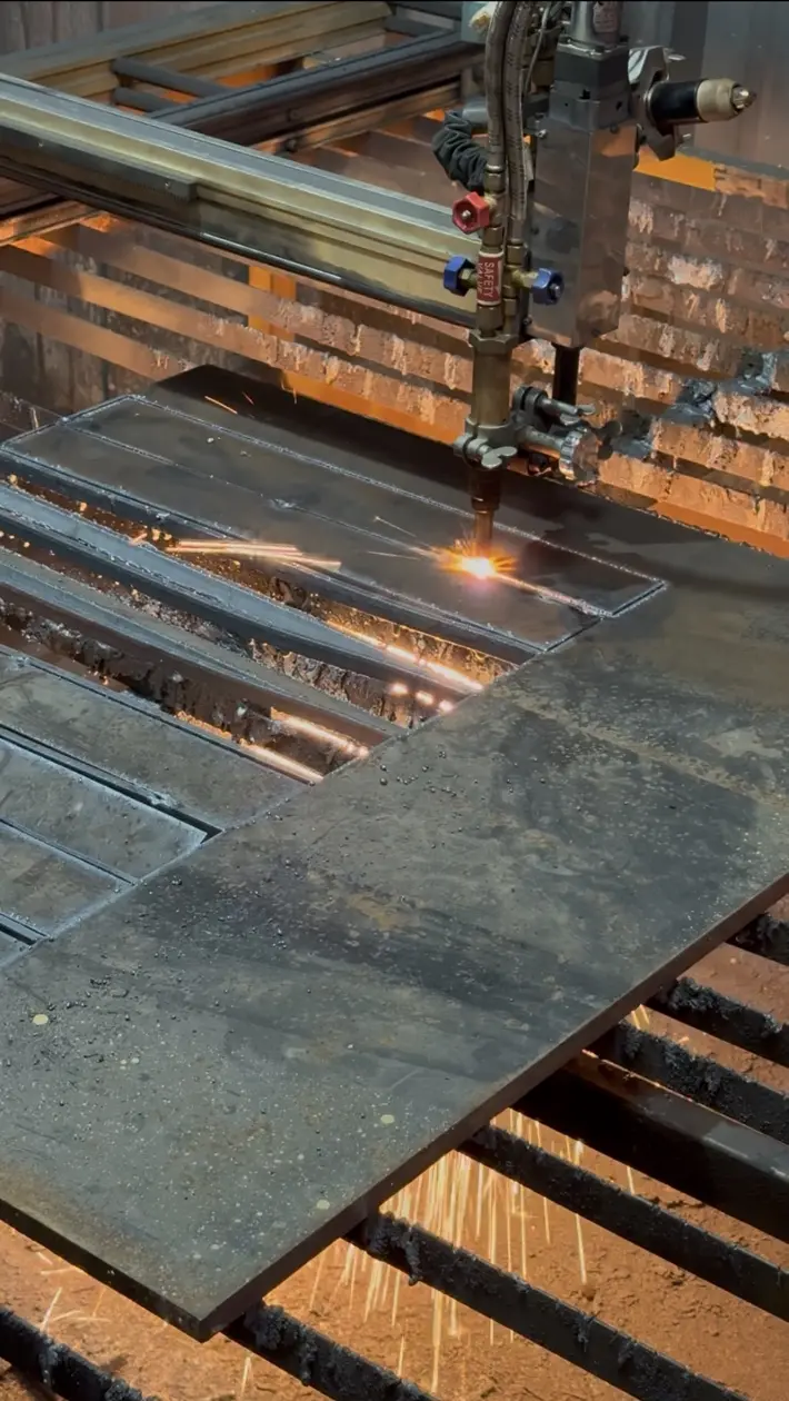 Antorcha de plasma CNC cortando una plancha metálica en el taller