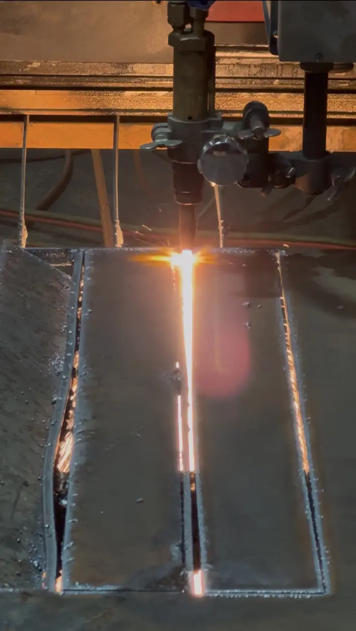 Detalle del arco y la ranura producida por el plasma