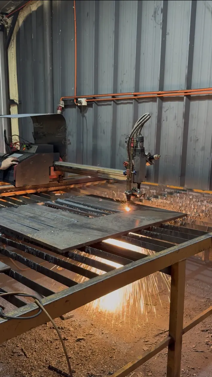 Máquina de corte plasma CNC trabajando sobre una plancha metálica