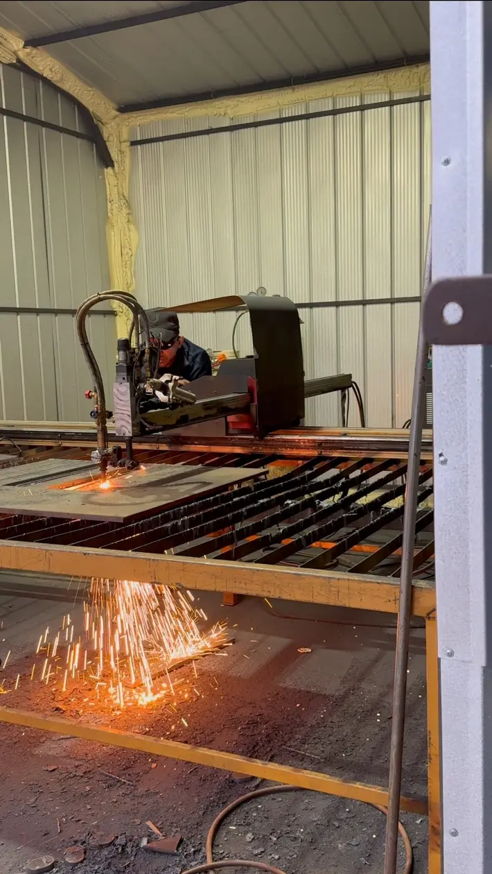 Operador supervisando el proceso de corte CNC