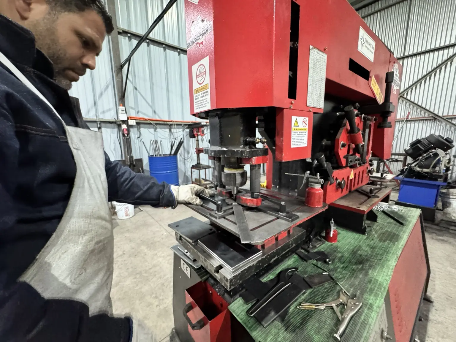 Operación real de punzonado de una pieza metálica en una máquina hidráulica combinada