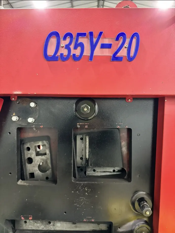 Identificación visible del modelo Q35Y-20 en la máquina