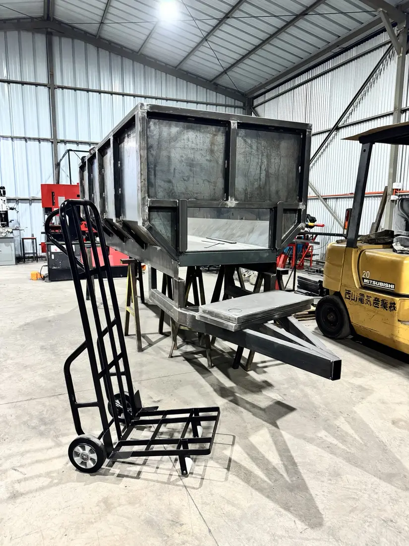 Tolva metálica de arrastre para tractor fabricada en el taller