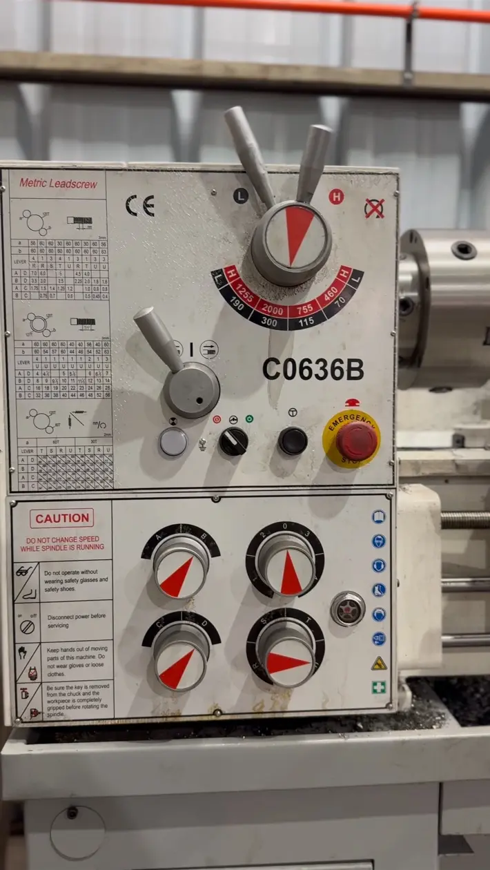 Panel de controles del torno convencional identificado visualmente como C0636B